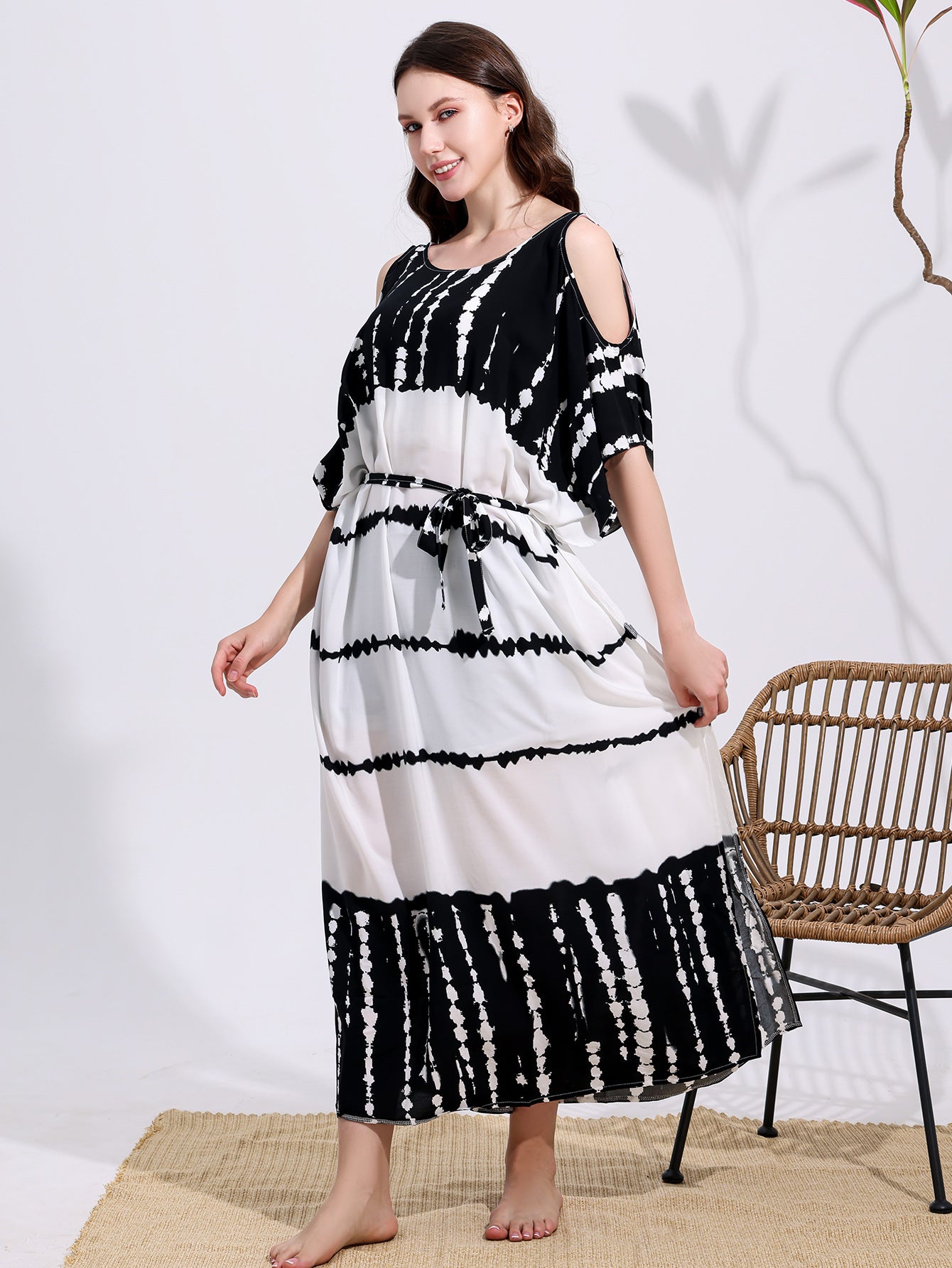 Robe ample, à épaules dénudées
